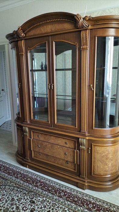 Сервант / горка для гостиной