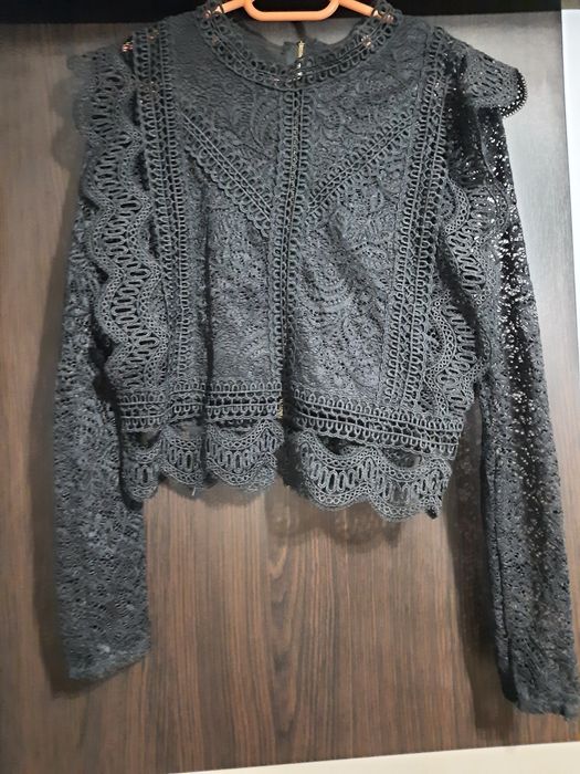 Vand 2 bluze  marimea M