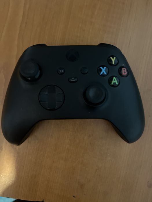 Se vinde 2 controllere xbox one plus un stand de incarecare