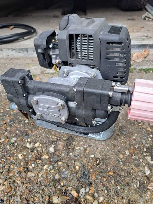 Продавам  оригинална японска бензинова помпа " Кошин"