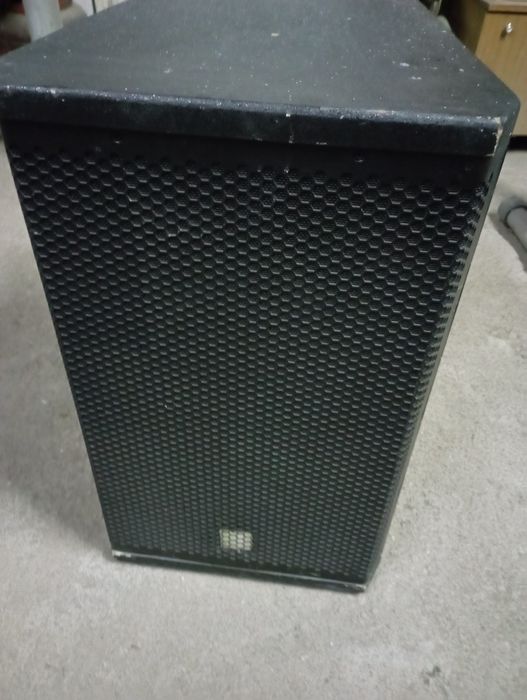 Микшерный пульт с одной колонкой.