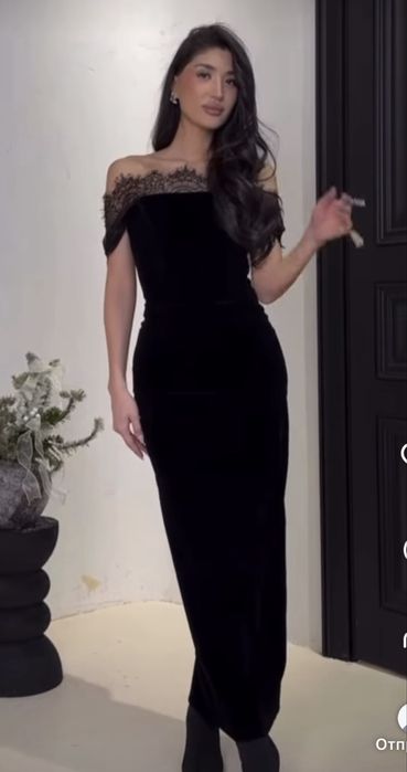 Черное силуэтное платье с кружевом