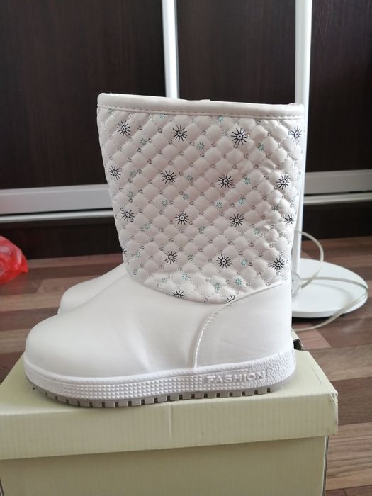 Продам детские красивые сапоги