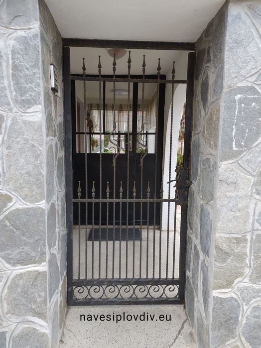 Парапети, врати и огради от ковано и гладко желязо