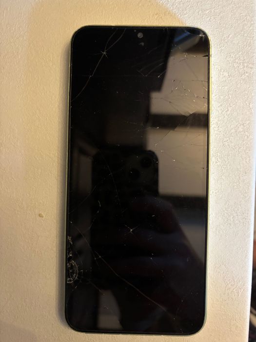 Vand doua telefoane: unul pentru piese si unul utilizat dar functional