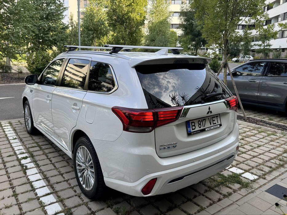 Mitsubishi Outlander PHEV 2.4 Plug-in Hybrid 4x4 Primul Proprietar achizionat de nou