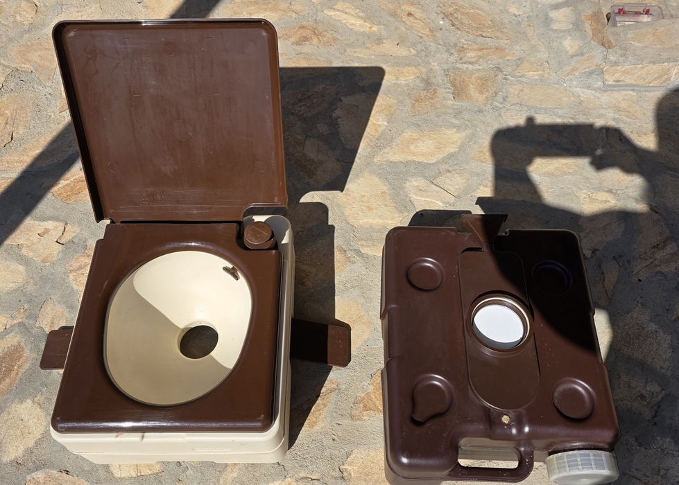 Малка химическа тоалетна