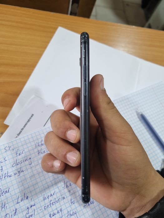 Iphone-7 LLA aybi ekrani singan cheti ishlashga halaqit bermaydi