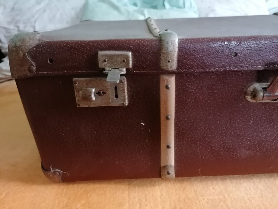 Geamantan vechi din 1972