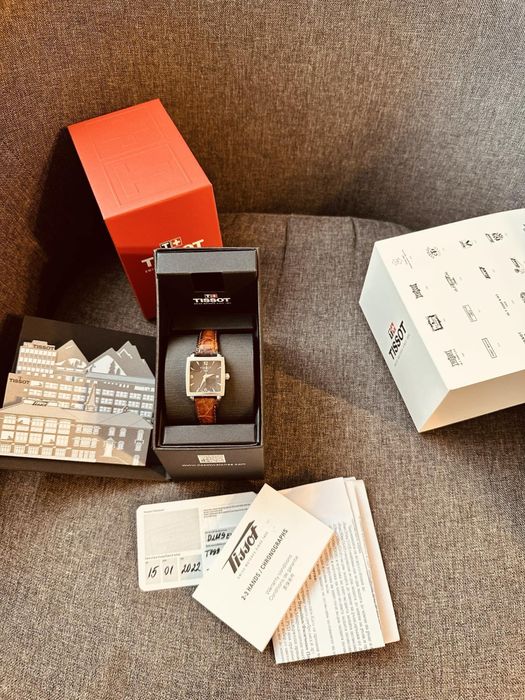 Часовник Tissot оригинален с кутия и документи