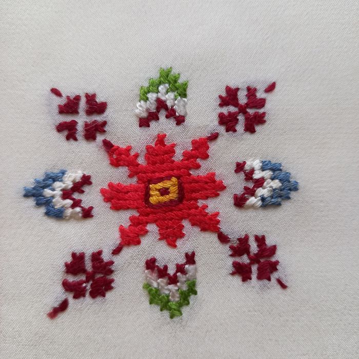 Продавам копринени, ръчно бродирани дамски кърпички.