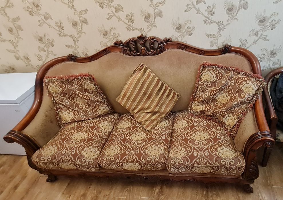 Гостинный набор, стол, стулья, диваны