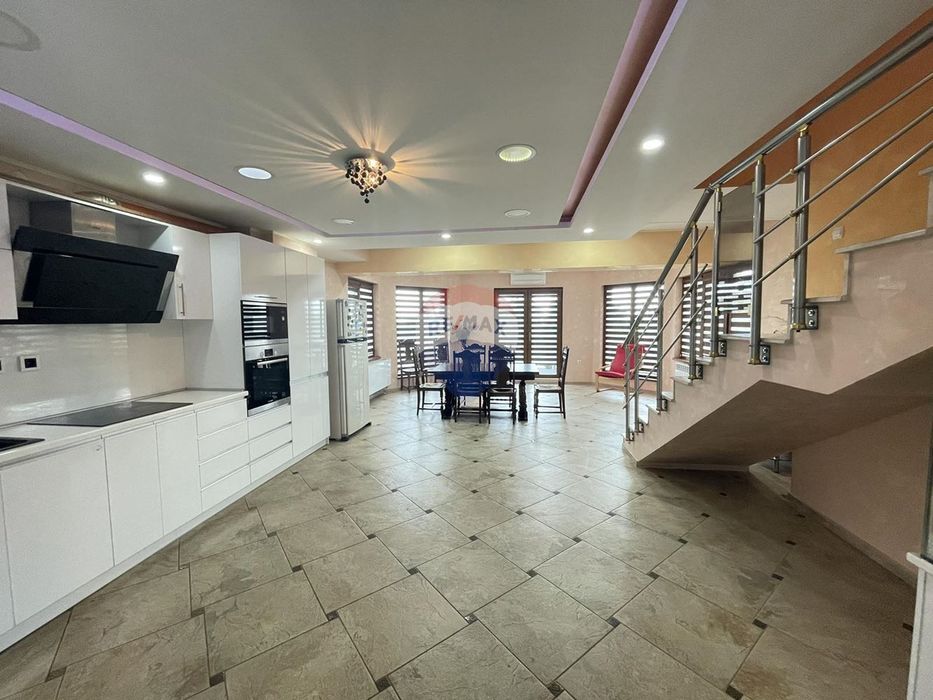 Дава се под наем Къща в Аксаково - 290 кв.м за 766 € - Снимка #1