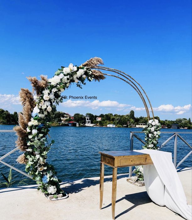 Aranjament cununie decoratiuni decor floral arcada stalpi nunta botez