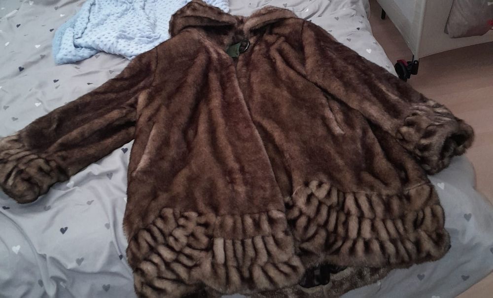 Vand haină de blană noua
