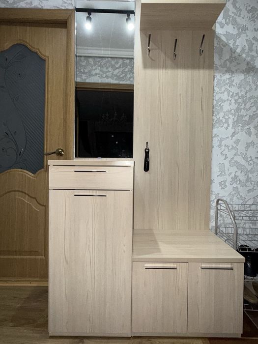 Прихожая небольшая, б/у, в хорошем состоянии