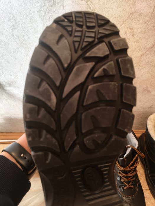 Продам спец обувь.