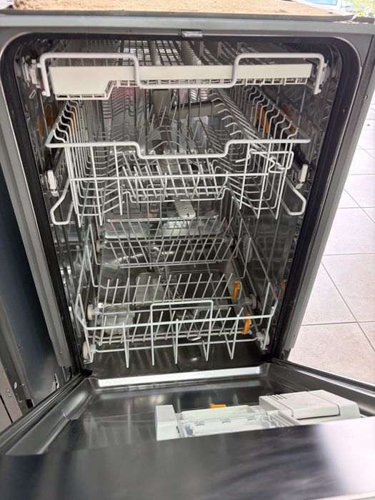 Miele G1502 тясна миялна за частично вграждане/24 мес гаранция