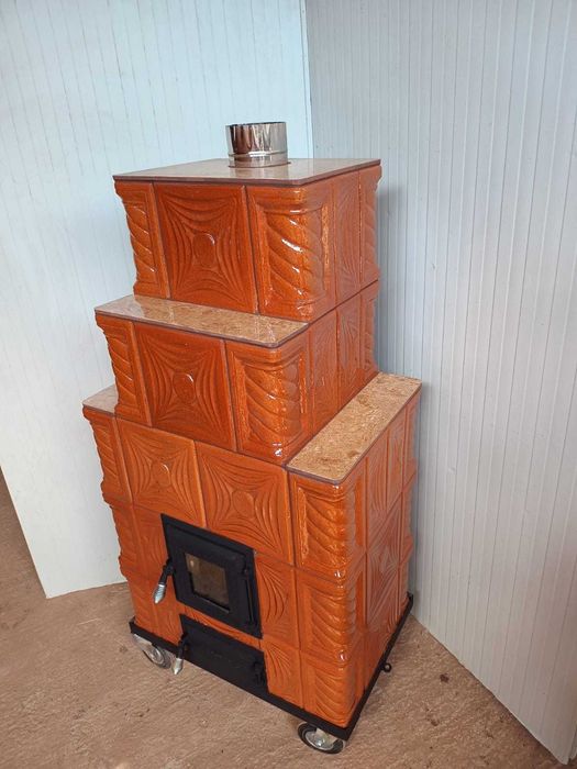 Semineu din teracota de culoarea alun cu usa cu geam