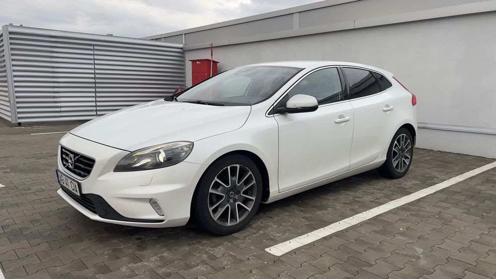 Volvo V40 D2 R-Design 2016 • Alb Perlat