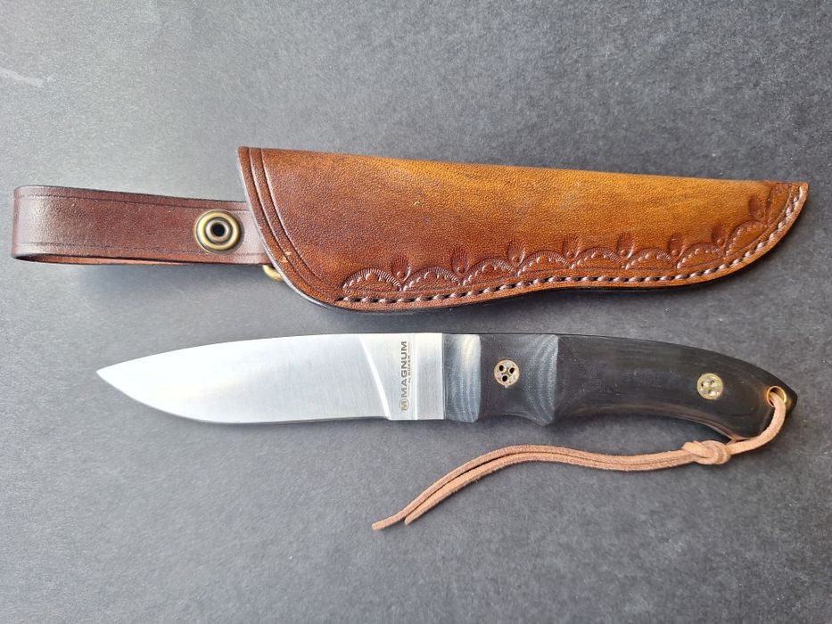 Ловен нож Boker-Magnum с кожена кания.