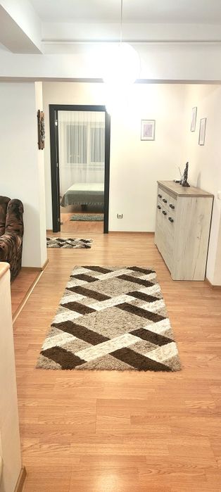 Inchiriez apartament 3 camere situat in centrul orasului