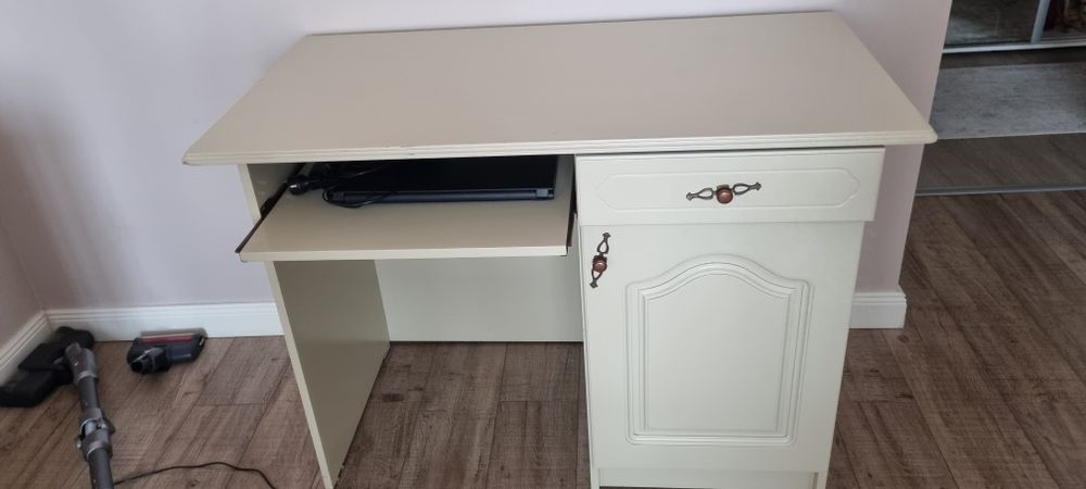 Birou lemn masiv alb-bej (culoarea untului)