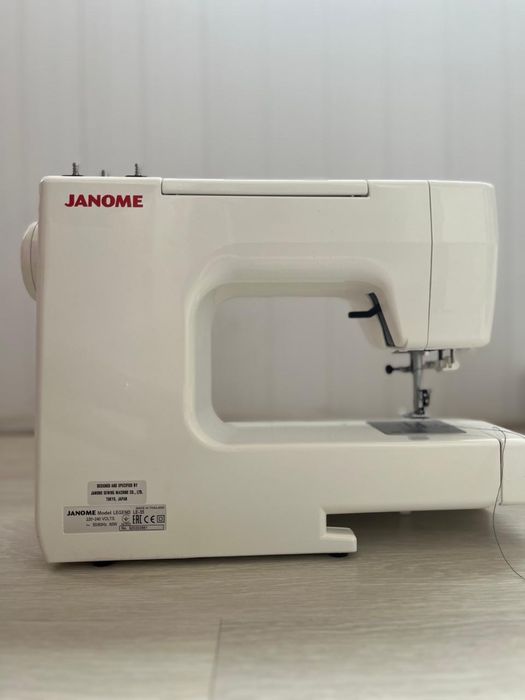 Швейна машина Janome Le-35