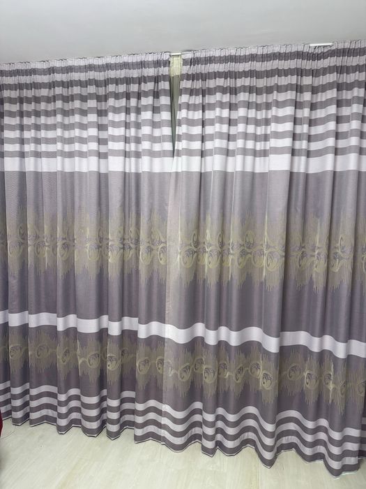 Draperii mov cu auriu potrivite pe un perete de 3,10 m