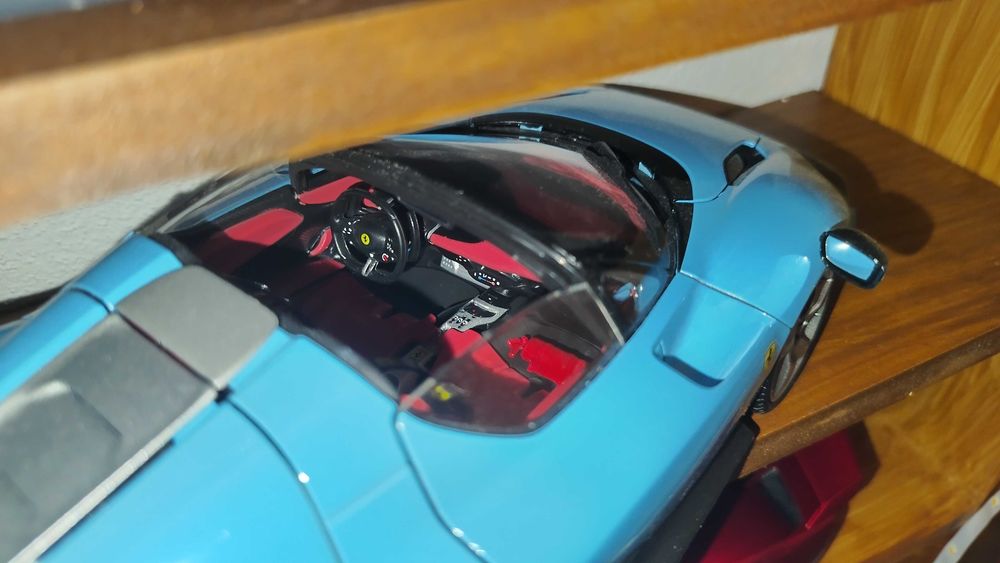 Macheta Bburago 1:18 Ferrari SP3 Daytona, varianta pe albastru
