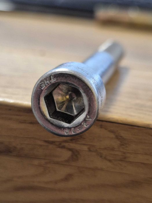 Conexpand metalic pentru fixari in beton