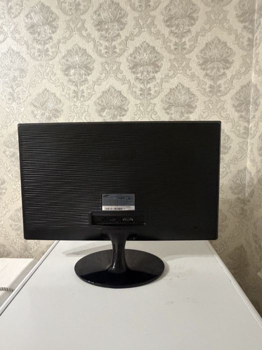 Samsung 24" Full HD 60 Гц — HDMI + VGA