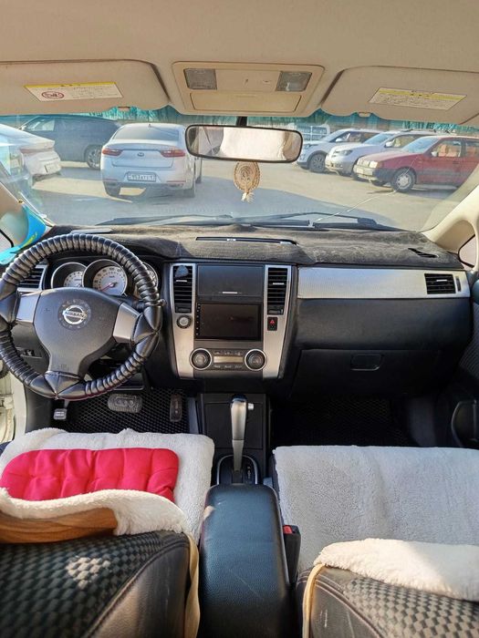 Nissan tiida машина