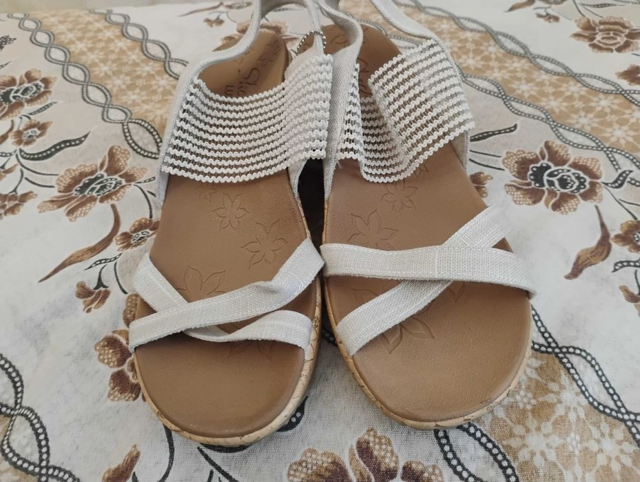 Чисто нови дамски сандали Skechers Cali Luxe Foam White Slingback Wedge (39 номер)