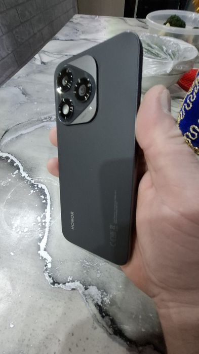 Продаётся телефон хонор400лайт.