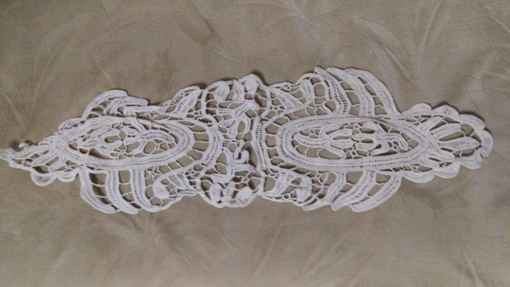 Vând-schimb milee lasetă, picturi neinramante, un bibelou peste sticla