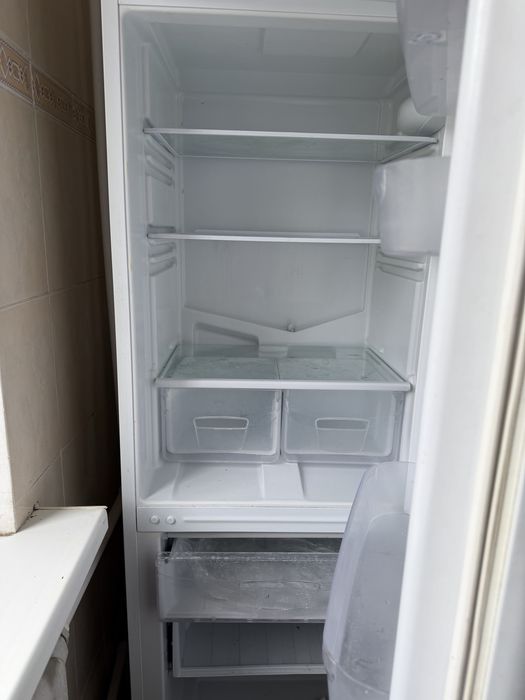 Продам холодильник индезит