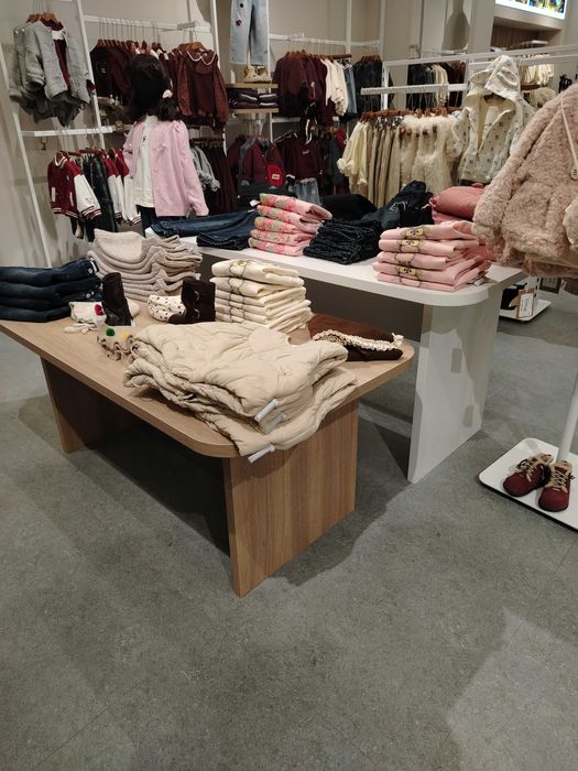 Вешалки и стеллажи для магазина одежды