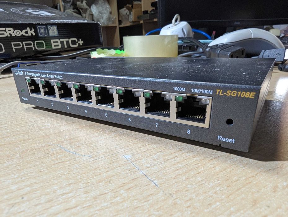 Switch cu 8 porturi TP-Link TL-SG108E