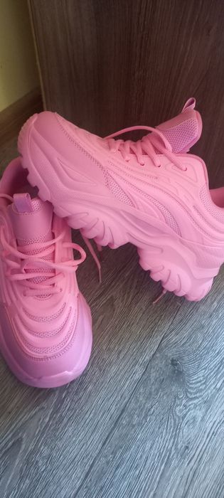 Маратонки в розово