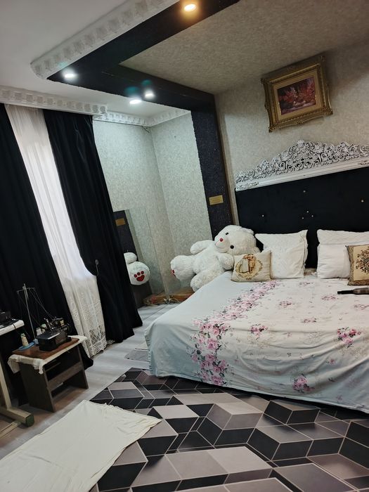 Uchaska Qibray tumani uchqahramon poʻstidan 3 klometr ichkarida joylas