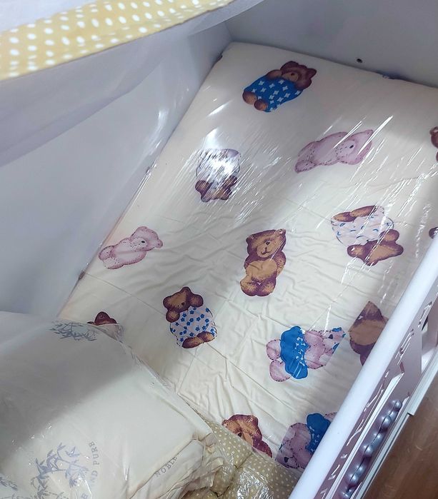 Детская кроватка с маятником