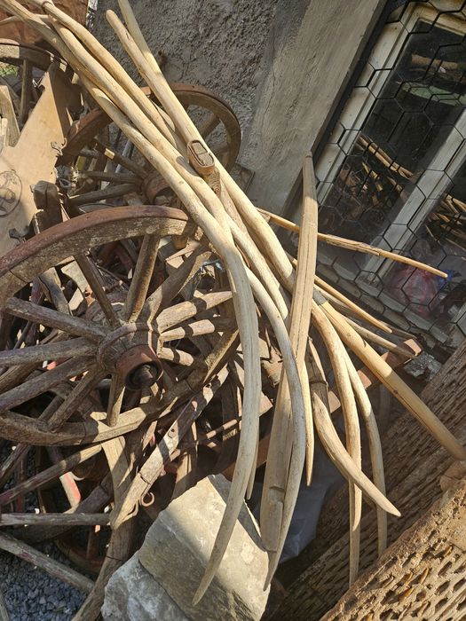 Колела от стара каруца паралия маса делви