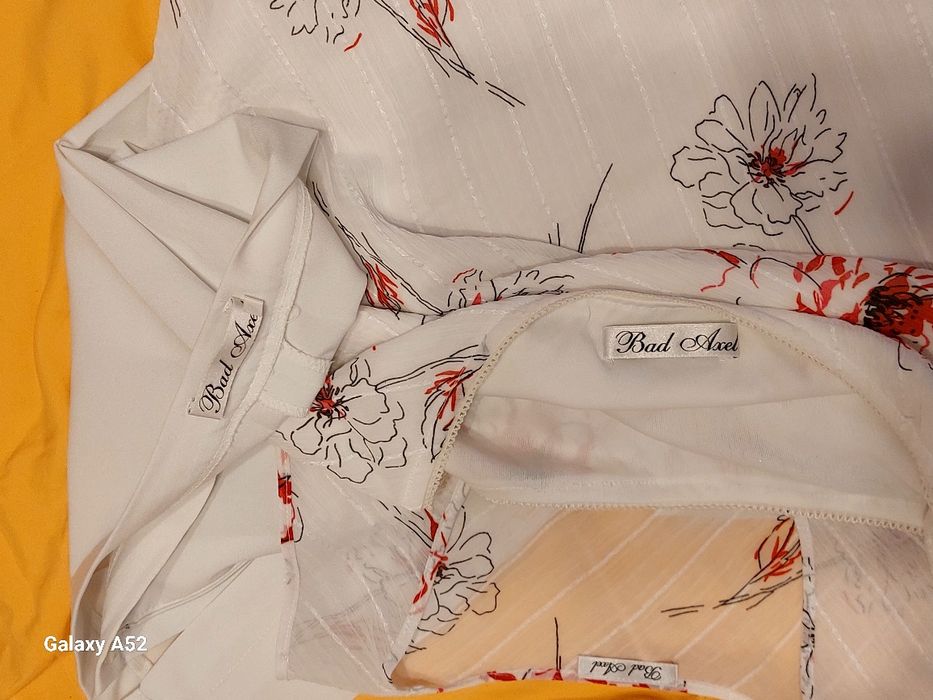 Costum de culoare albă format din patru piese.