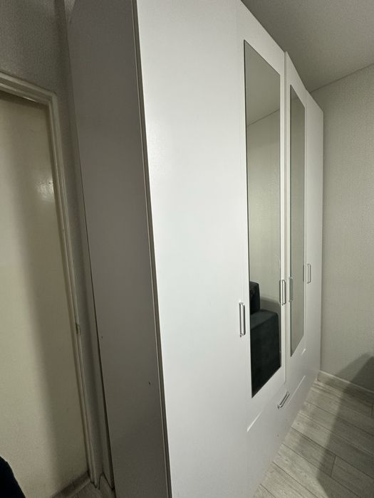 Белый шкаф с зеркалом