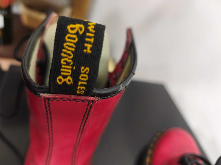 Bocanci Dr. Martens noi. Pretul la jumatate fata de cel de magazin.