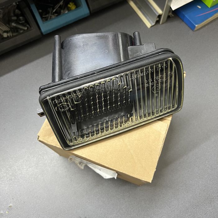 Новое ориг стекло туманки bmw e34 бмв е34