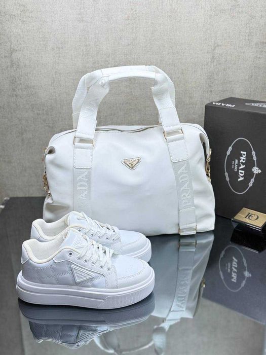 Adidași și geanta la set