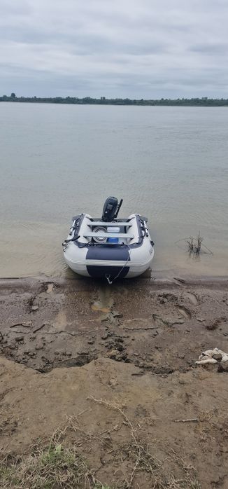 Barca cu motor de 4 cp