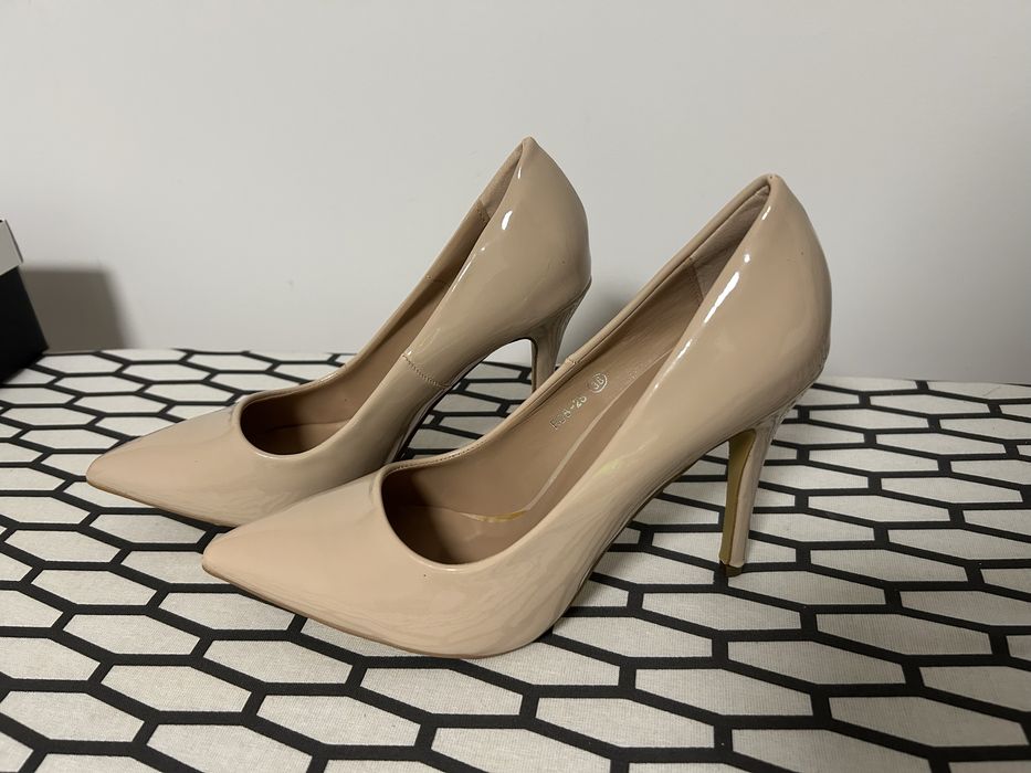 Pantofi cu toc stiletto lac crem bej piele ecologica